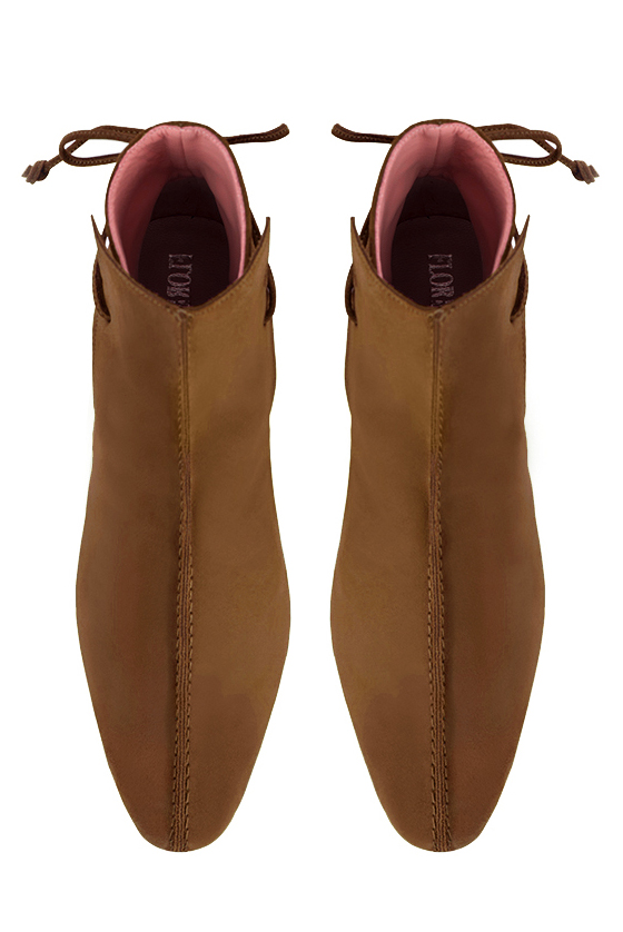 Caramel brown women's ankle boots with laces at the back. Round toe. Low block heels. Top view - Florence KOOIJMAN